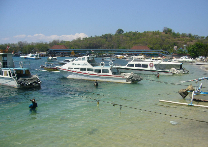 pelabuhan kecil di padangbai karangasem bali