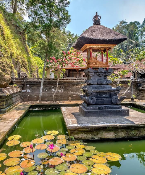 kolam pemandian suci