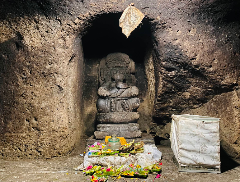 patung ganesha di dalam goa gajah