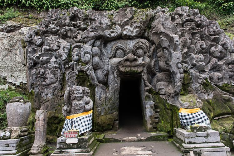 goa gajah bali yang di hiasi wajah raksasa