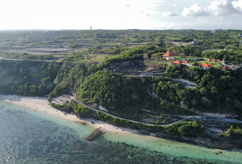 kemegahan gunung agung dan pantainya di bali selatan