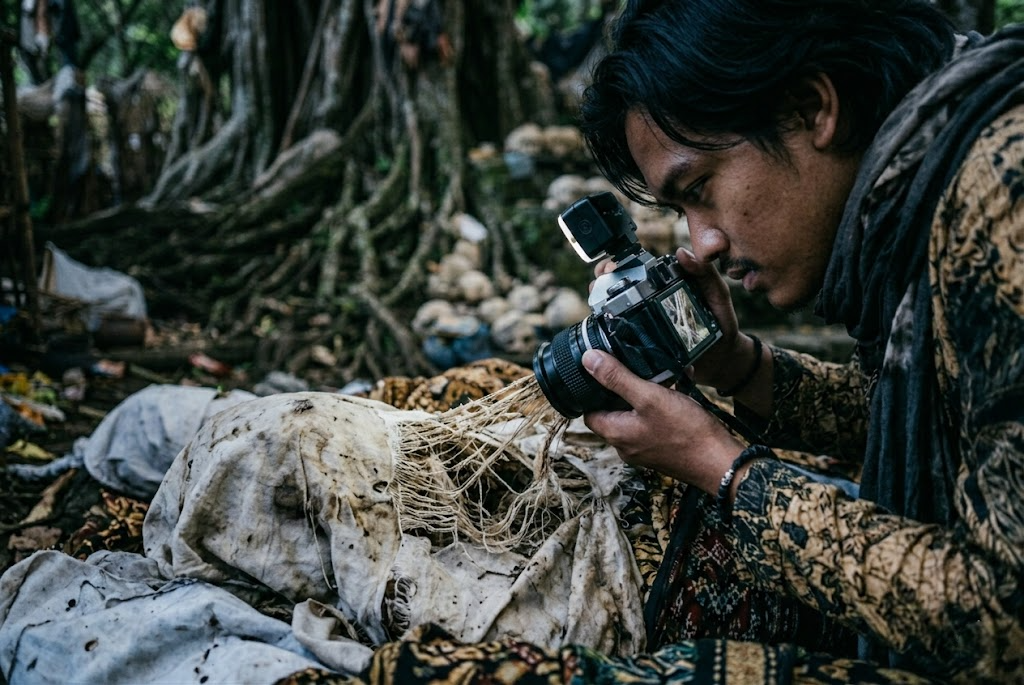sesi memotret kain kafan untuk ootd skena si joko